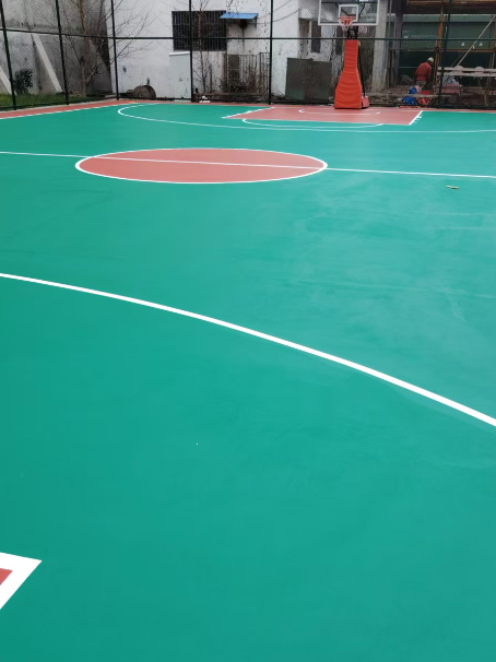 九原 球场长期使用易出现地面开裂